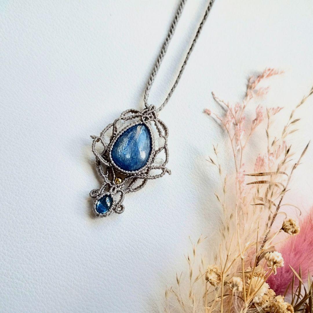 カイヤナイト＆サファイヤのマクラメ編みネックレス　ペンダント　天然石