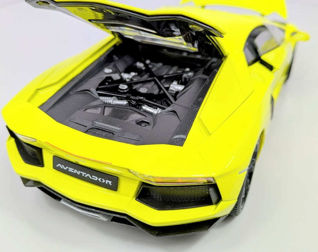 ミニカー 1/18 ウイリー　ランボルギーニ　アヴェンタドール　 LP700-4