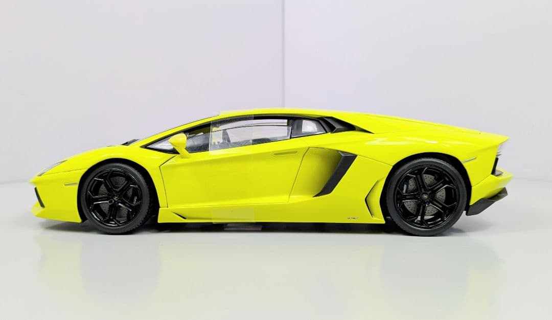 ミニカー 1/18 ウイリー　ランボルギーニ　アヴェンタドール　 LP700-4