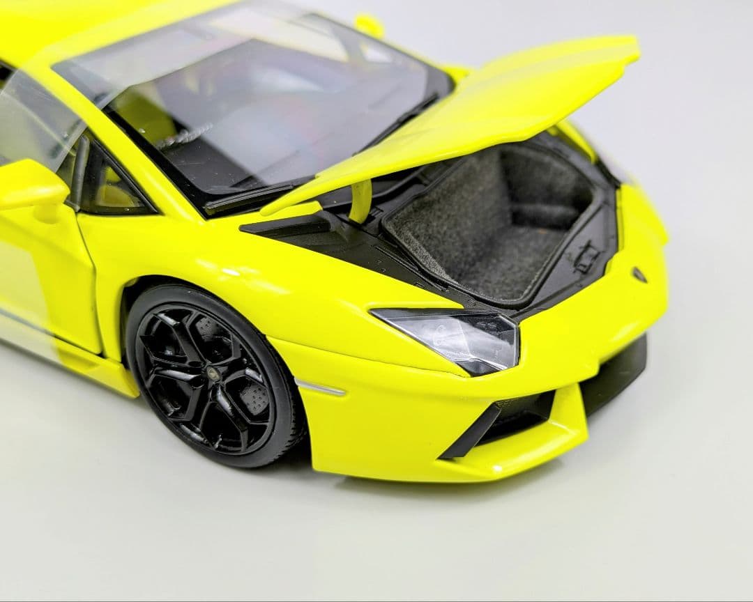 ミニカー 1/18 ウイリー　ランボルギーニ　アヴェンタドール　 LP700-4