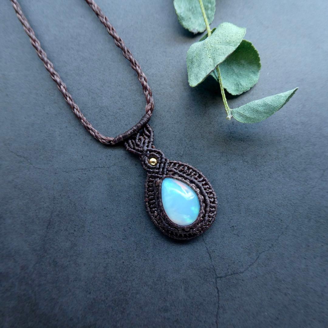 オパールのマクラメネックレス