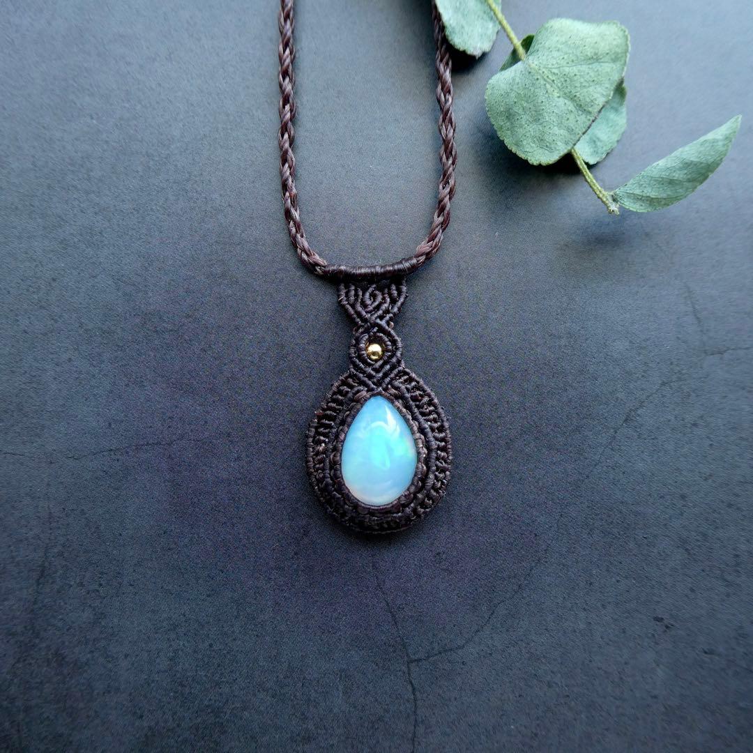 オパールのマクラメネックレス