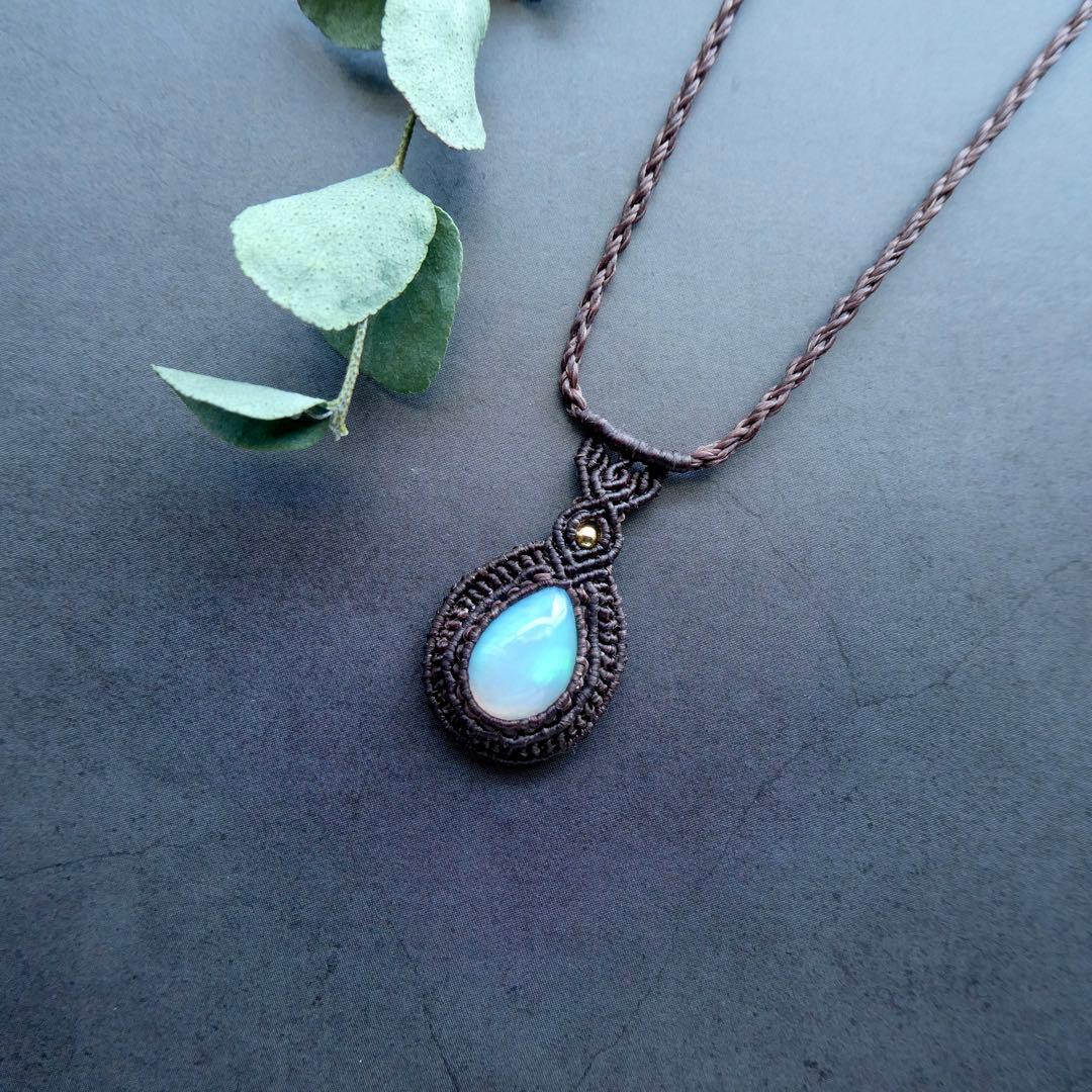 オパールのマクラメネックレス