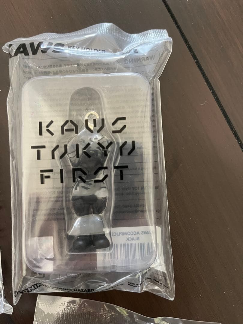 KAWS TOKYO FIRST キーホルダー 6個セット