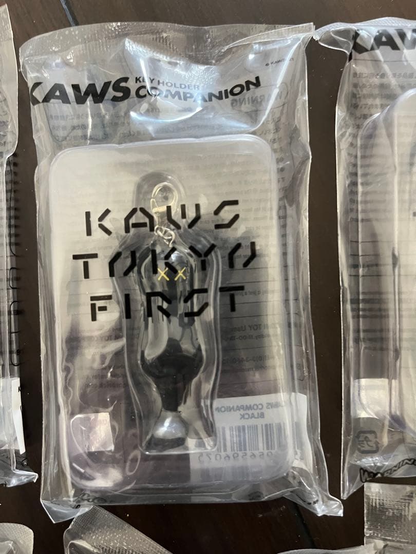 KAWS TOKYO FIRST キーホルダー 6個セット