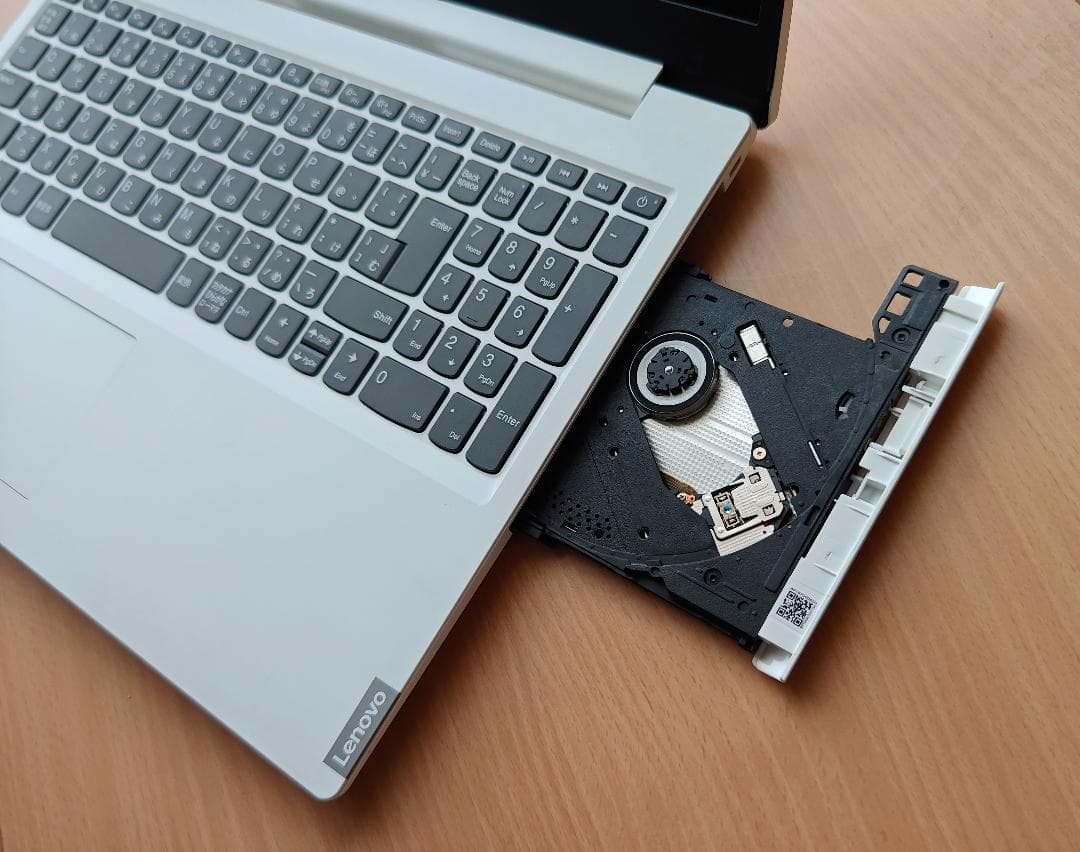 Lenovo Ideapadノートパソコン ホワイト