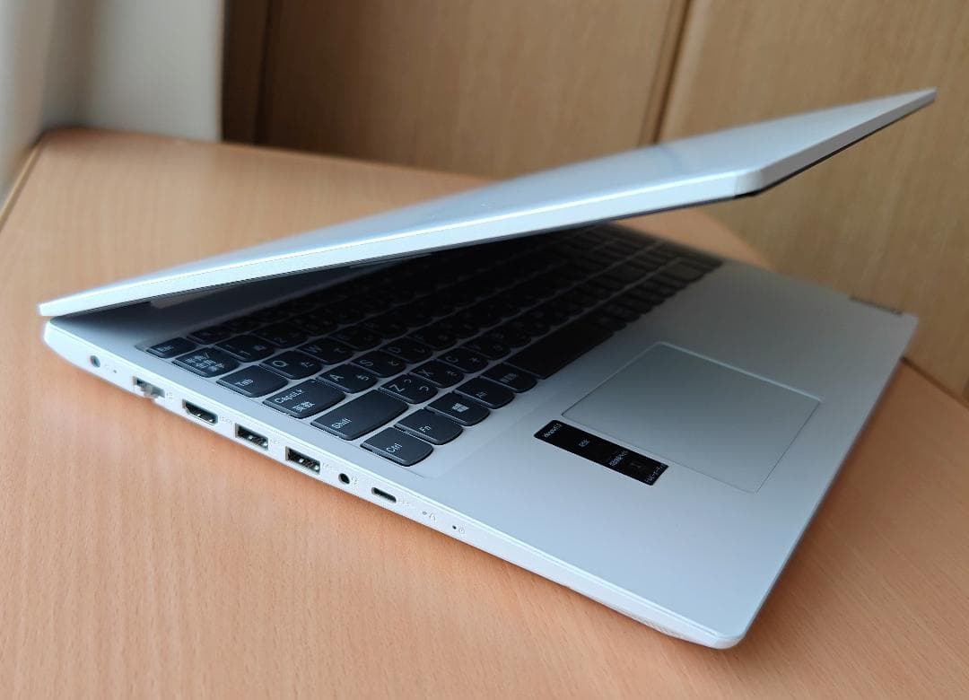 Lenovo Ideapadノートパソコン ホワイト