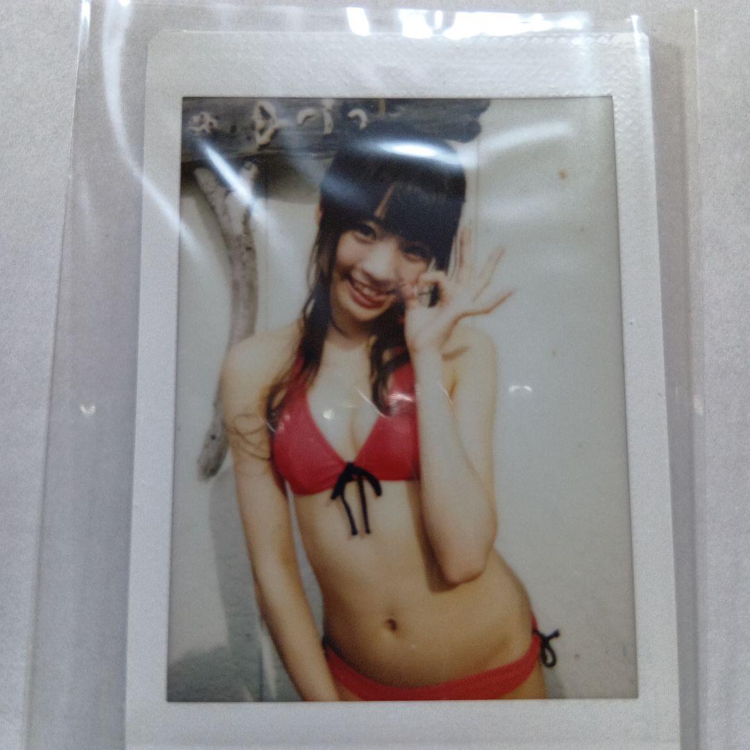 志田友美 チェキ 赤いビキニのポラロイド写真