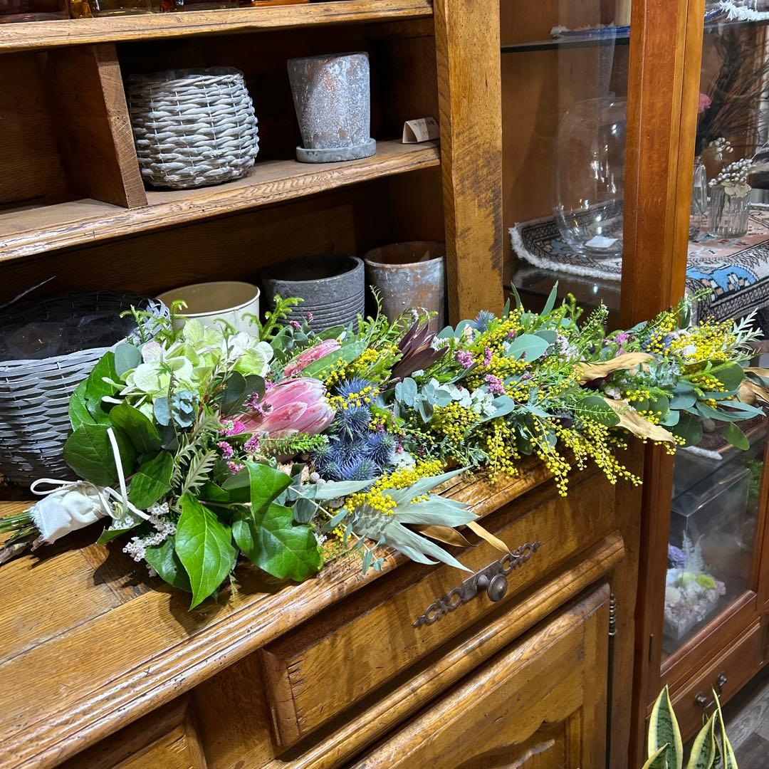 ミモザとプロテアのロングスワッグ