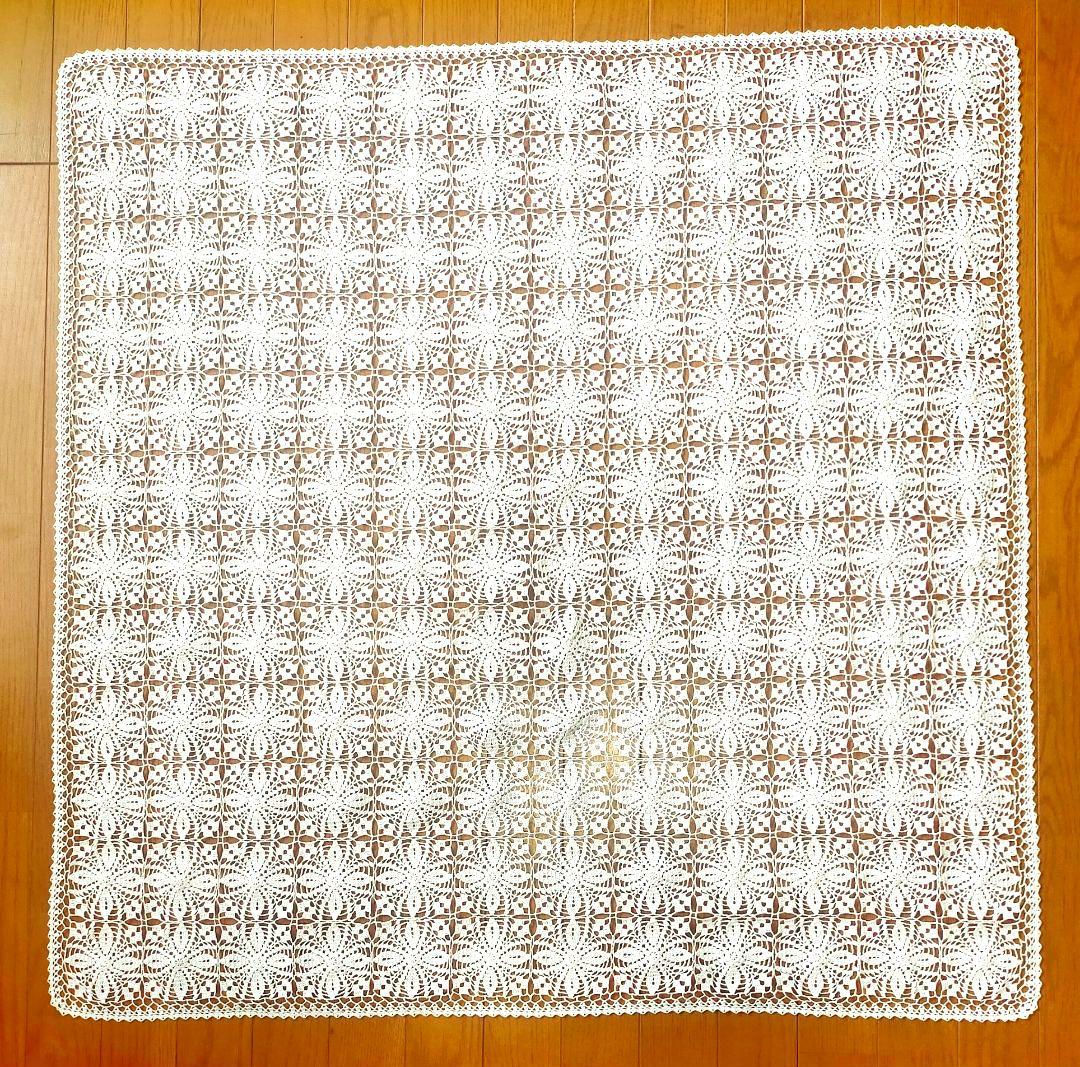 No.70『ホワイトのレース編みドイリー』テーブルクロス．ハンドメイド