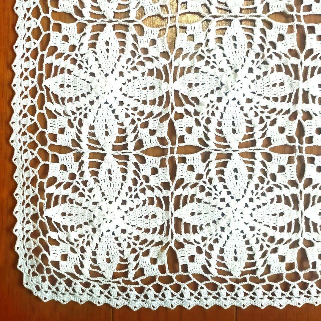 No.70『ホワイトのレース編みドイリー』テーブルクロス．ハンドメイド