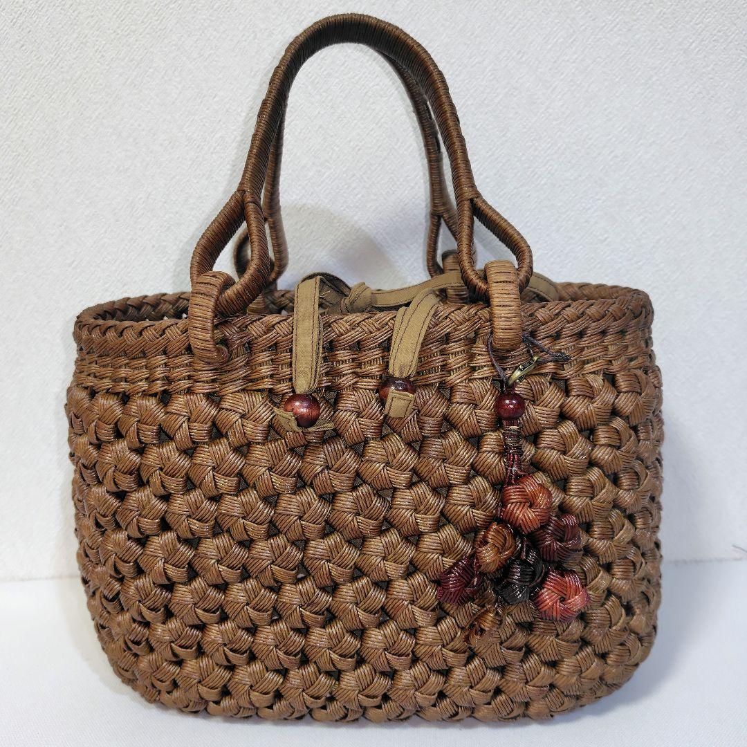 クラフトで作った山葡萄風コロンとしたかごバッグ（チャーム付き巾着タイプ）