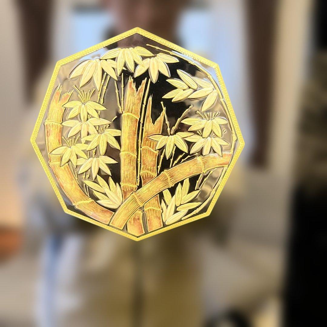 黒い4つ折り屏風 金色の花模様
