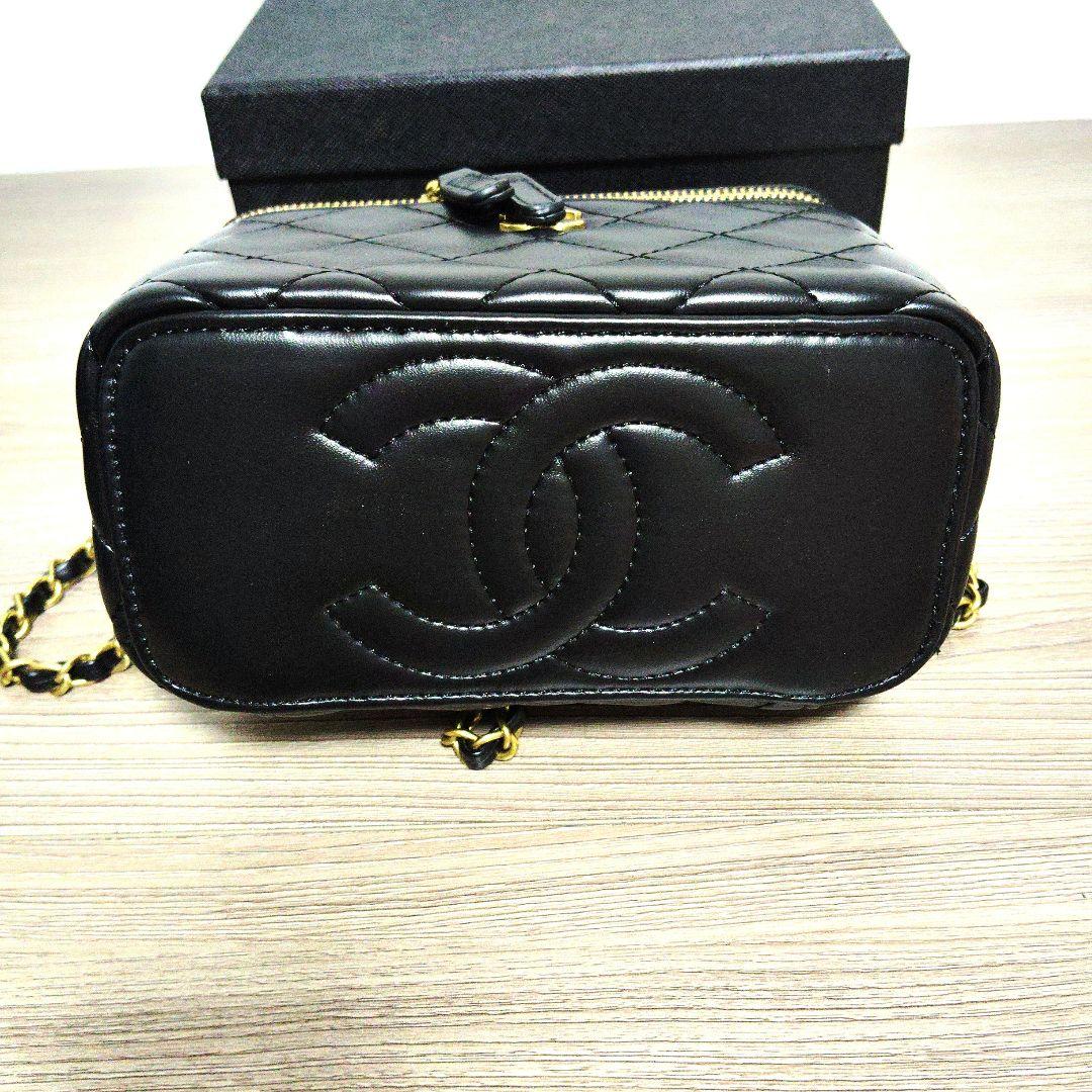 CHANEL　キルティングミラー付きバニティショルダーバッグ　ノベルティー