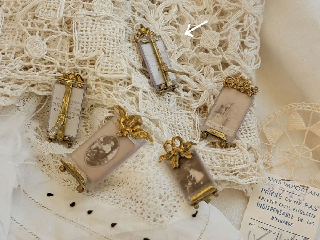 フランスアンティーク 　オルモル装飾　ガラス風フォトスタンド　真鍮　ミニチュア