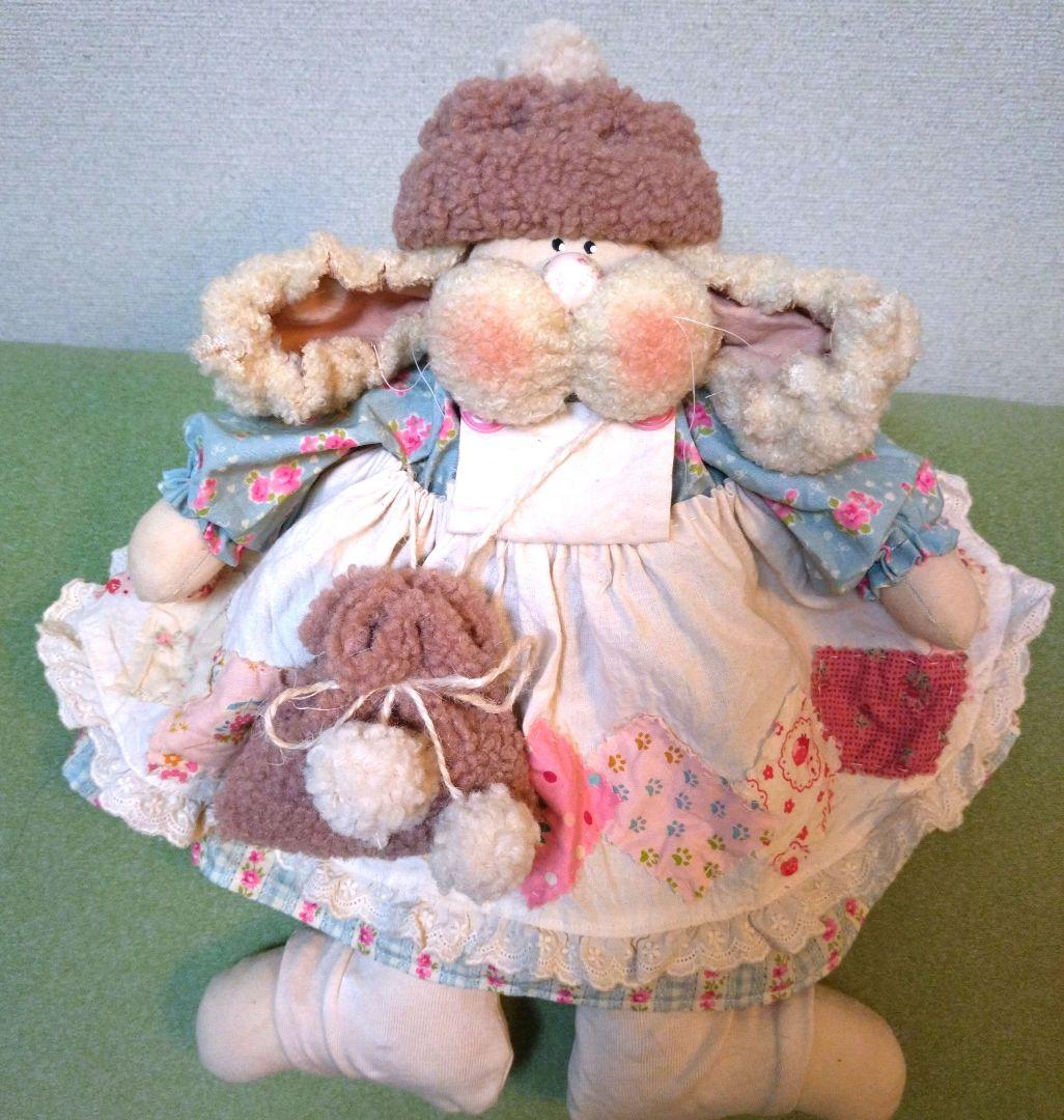 カントリードールバニーちゃん(パッチワークエプロン赤ニット帽子)