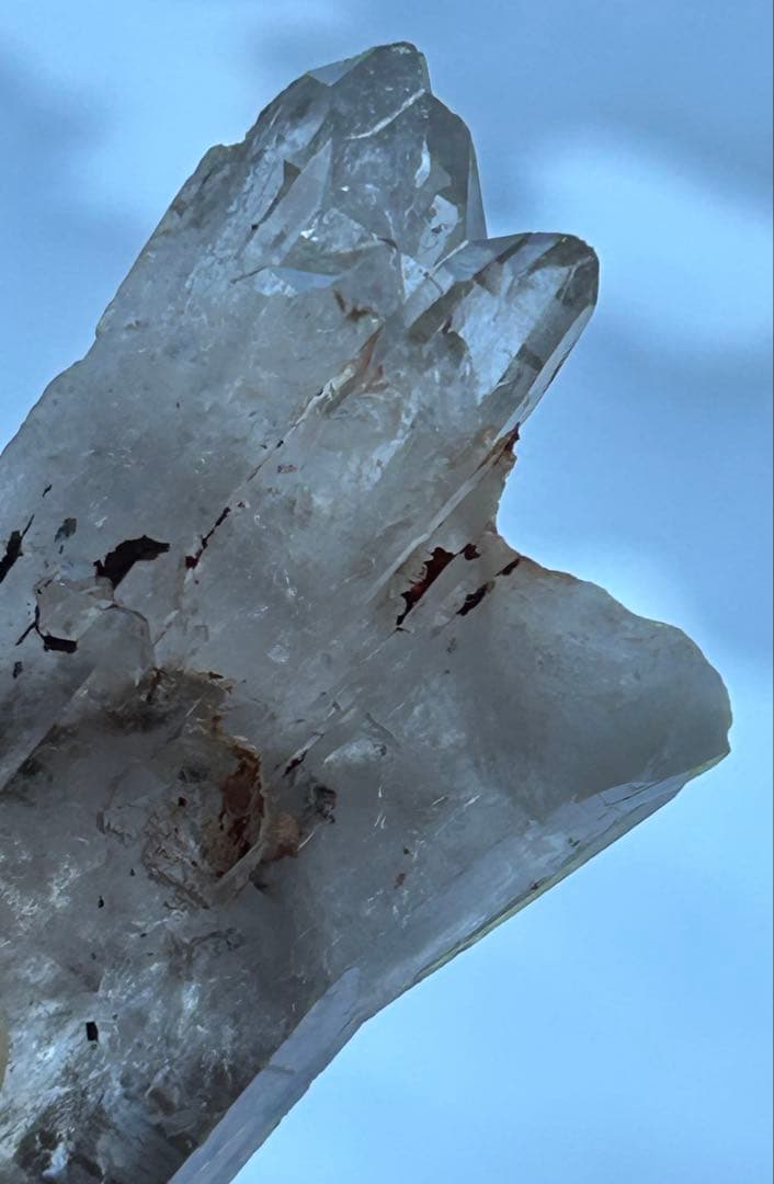 成長の軌跡を刻む ― 曲がり水晶 スモーキークォーツ 原石