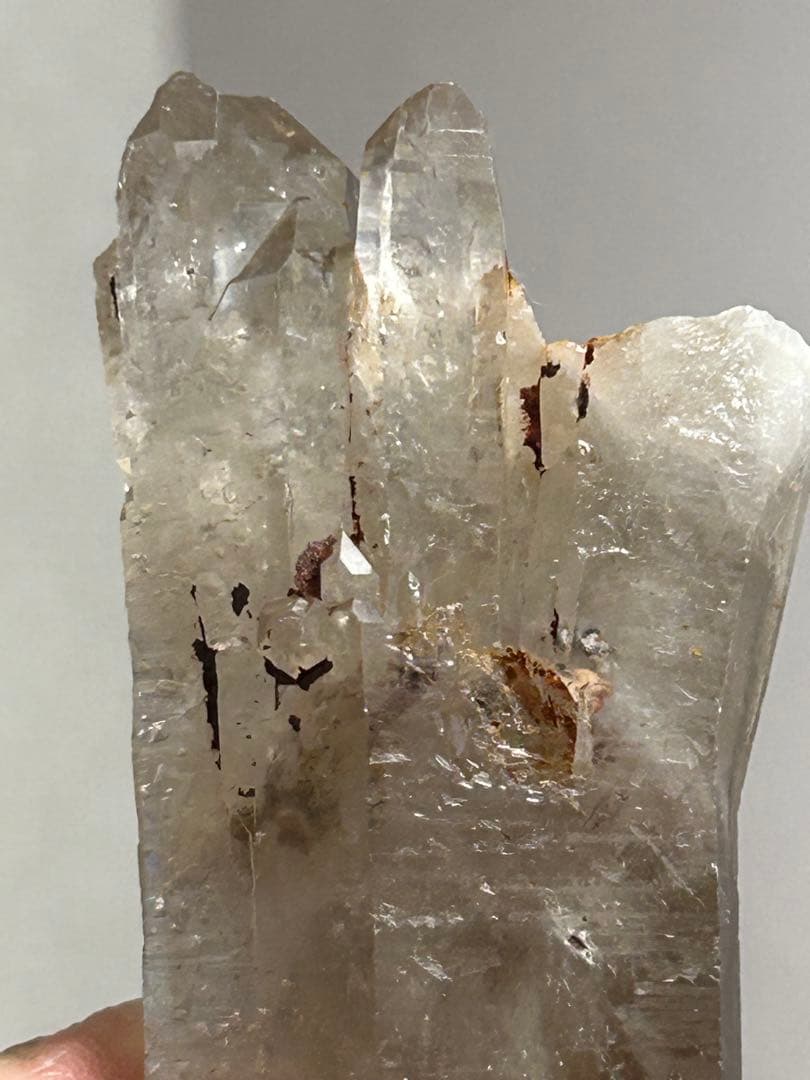 成長の軌跡を刻む ― 曲がり水晶 スモーキークォーツ 原石