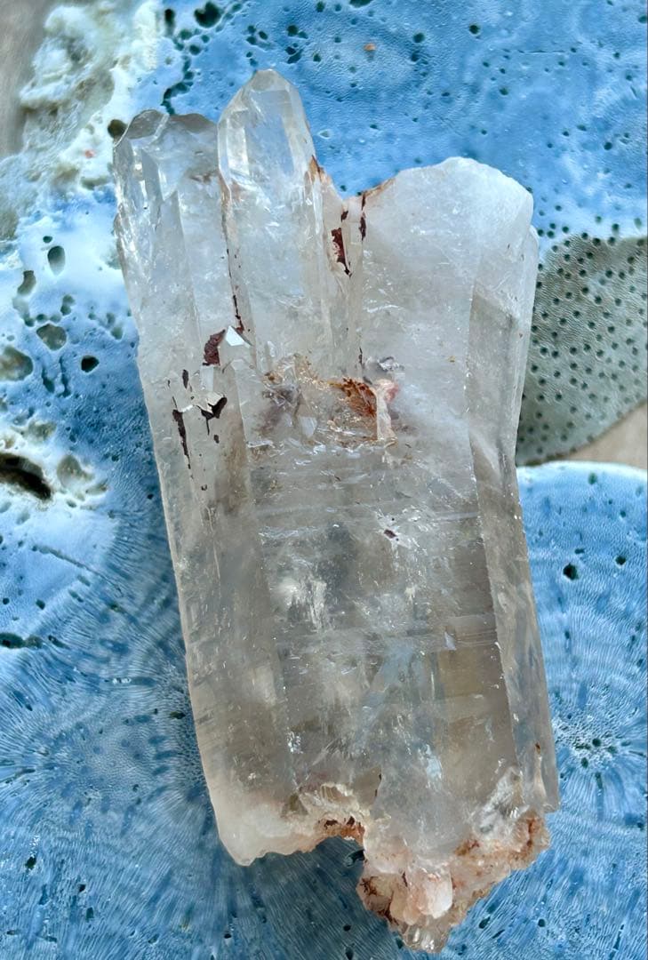 成長の軌跡を刻む ― 曲がり水晶 スモーキークォーツ 原石