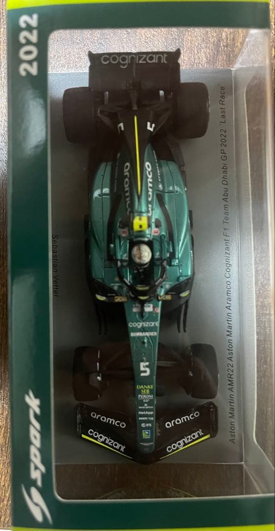 アストンマーチン　ベッテル　1/43 スパーク　ミニカー