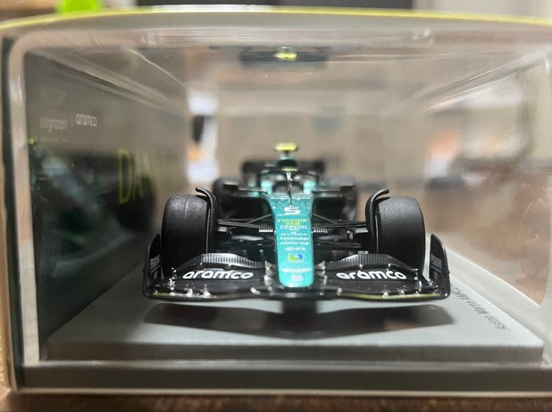 アストンマーチン　ベッテル　1/43 スパーク　ミニカー
