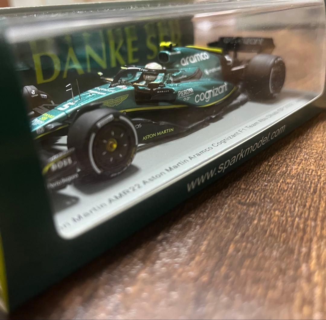 アストンマーチン　ベッテル　1/43 スパーク　ミニカー