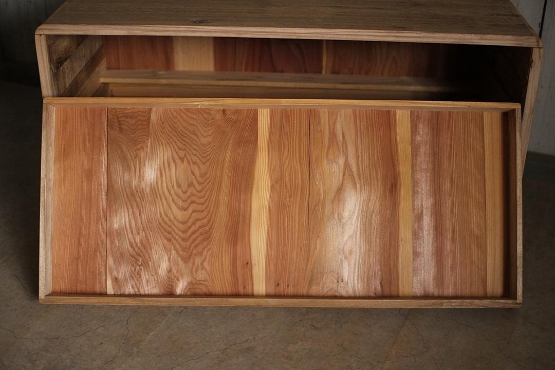 古い木製の引き出し3段　チェスト　桐箪笥