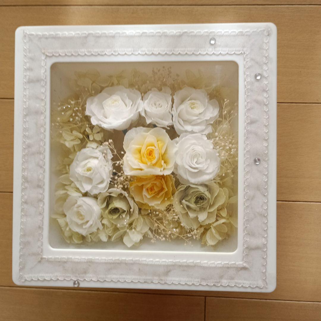 箱に入ったまま、すぐに壁掛けできるプリザーブドフラワー３個
