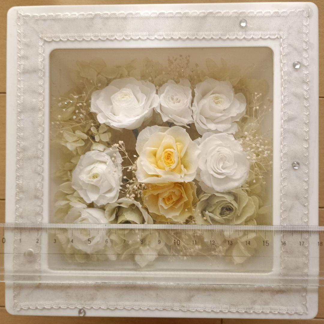 箱に入ったまま、すぐに壁掛けできるプリザーブドフラワー３個