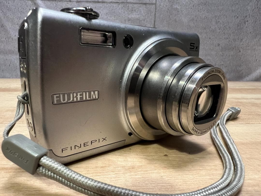 亘*様 FUJIFILM FinePix F100fd デジカメ 光学5倍ズーム