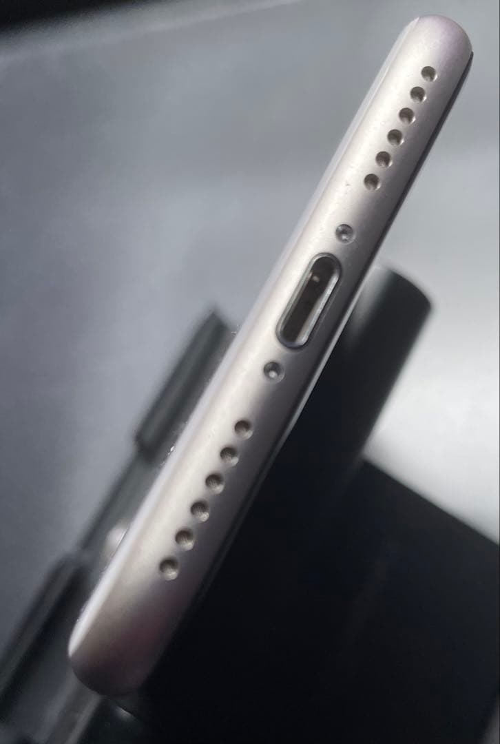 Apple iPhone se第3世代　ホワイト本体　64GB ジャンク