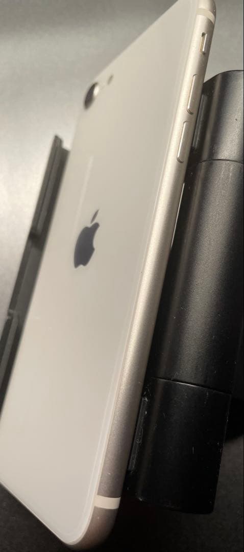 Apple iPhone se第3世代　ホワイト本体　64GB ジャンク