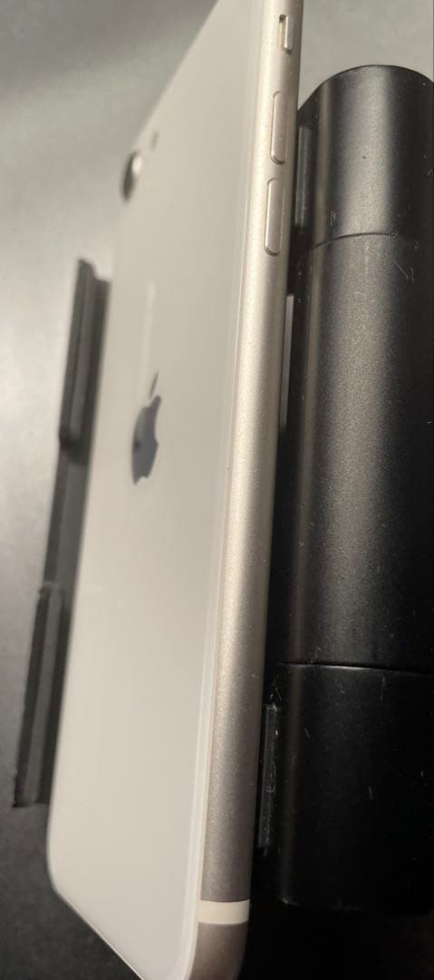 Apple iPhone se第3世代　ホワイト本体　64GB ジャンク