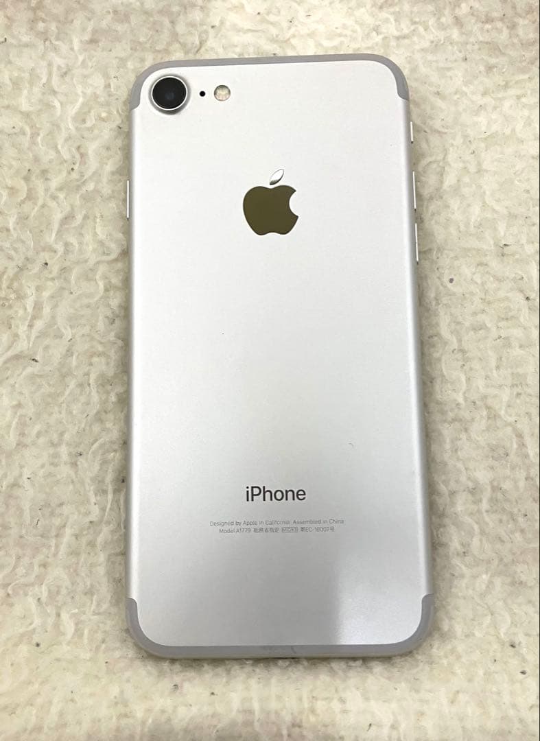 Apple iPhone 7 アイフォン 本体　シルバー　32GB初期化済み