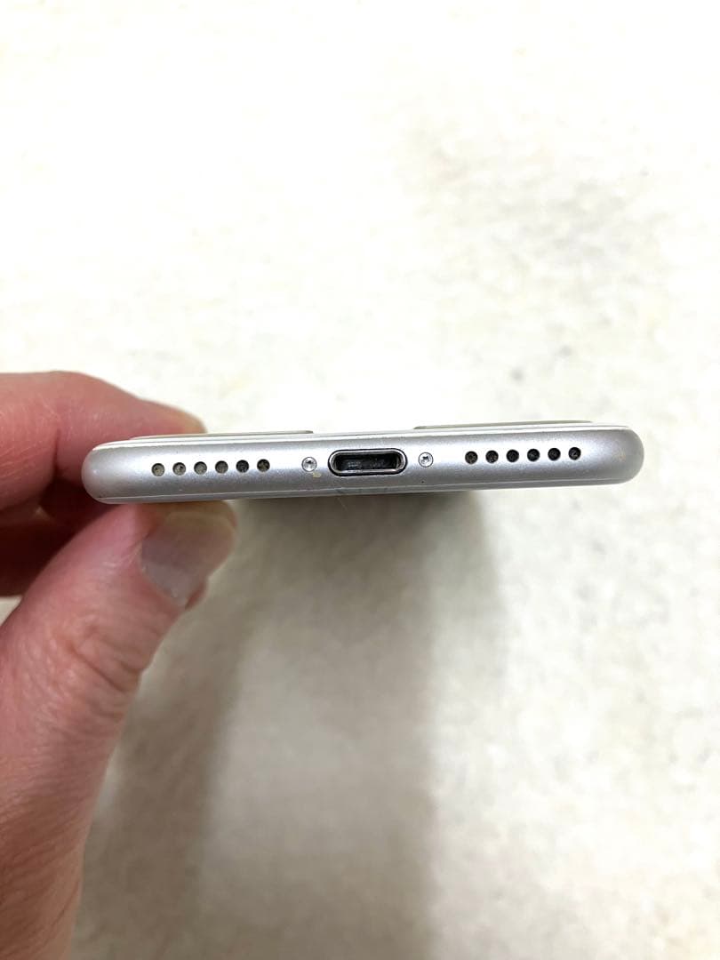 Apple iPhone 7 アイフォン 本体　シルバー　32GB初期化済み
