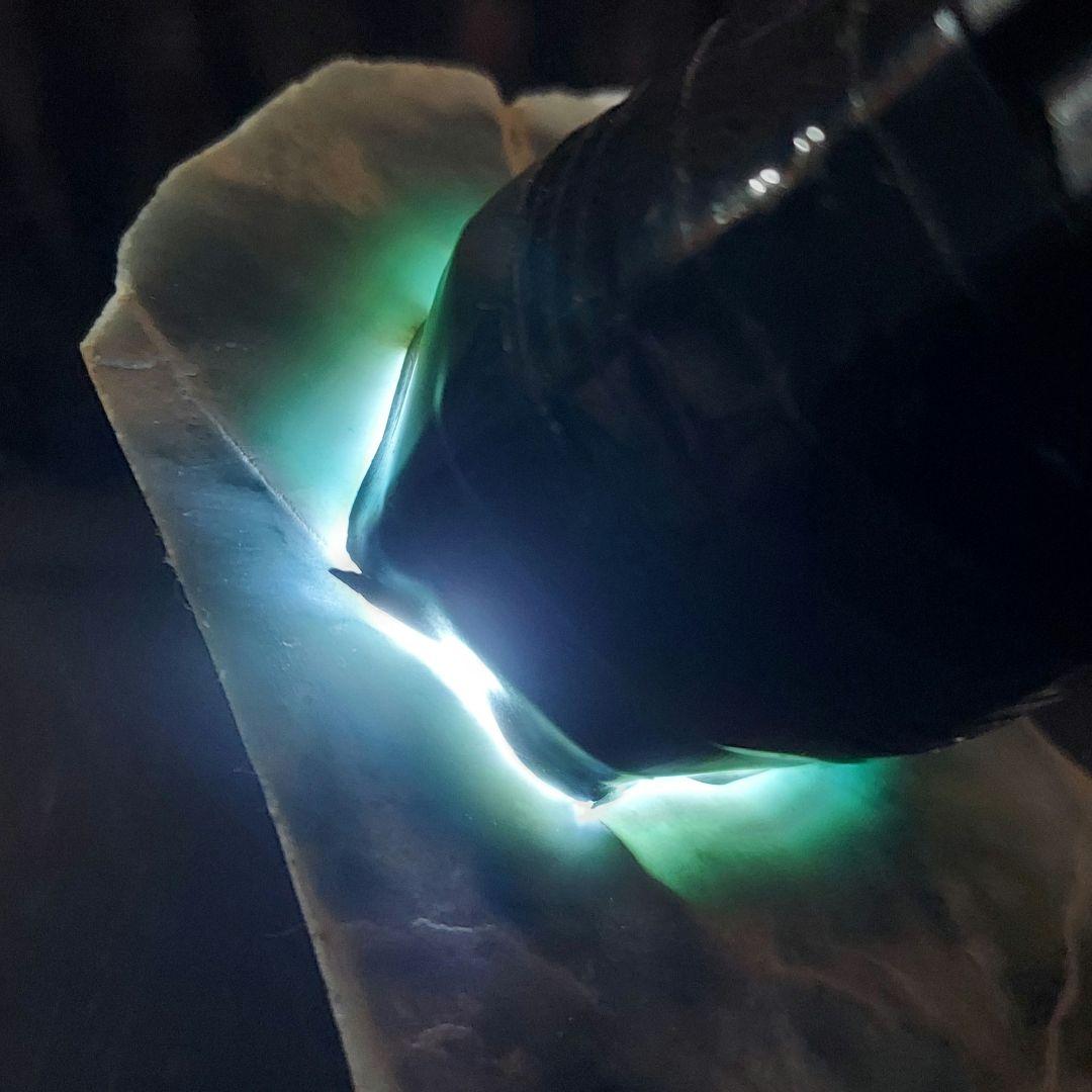 希少！産出量の少ないブルーグリーンが綺麗な グアテマラ翡翠原石3面磨き 550