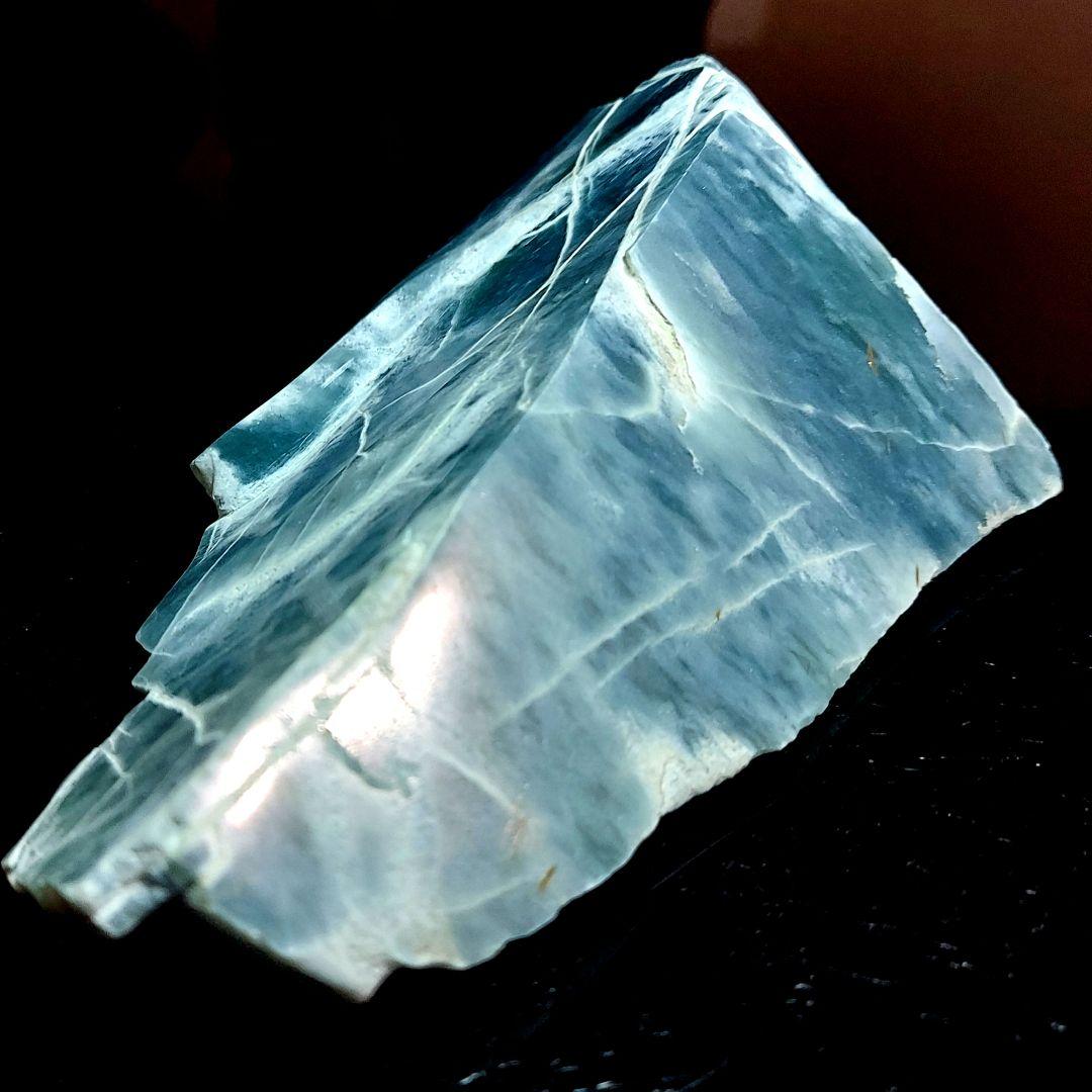 希少！産出量の少ないブルーグリーンが綺麗な グアテマラ翡翠原石3面磨き 550