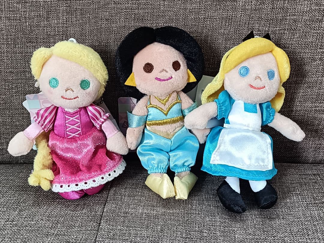 【新品】イッツアスモールワールド　アリエルアリスジャスミン　ぬいぐるみバッジ