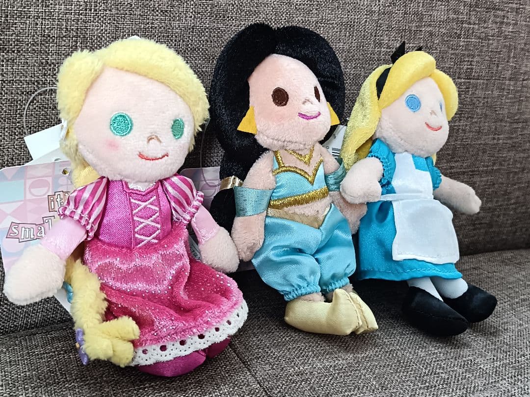 【新品】イッツアスモールワールド　アリエルアリスジャスミン　ぬいぐるみバッジ