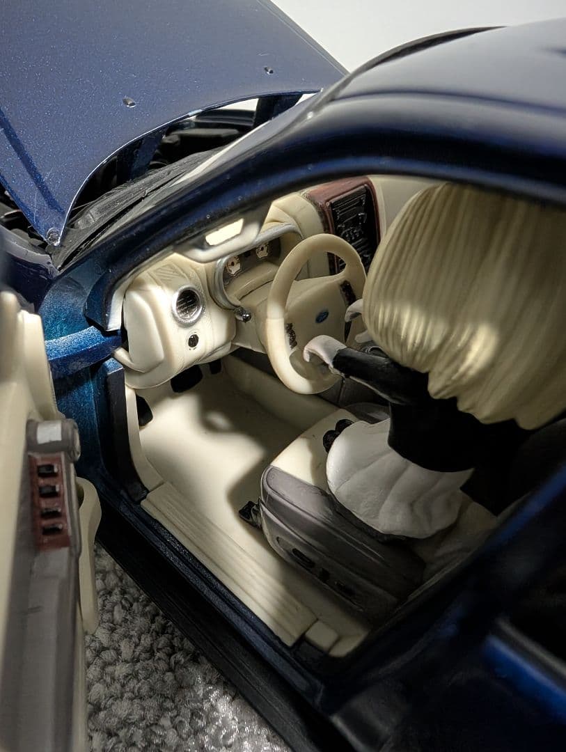 1/18 フォード FORD エクスプローラーExplorer 　ミニカー