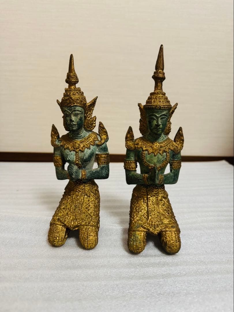 青銅色と金色のアジアの立像