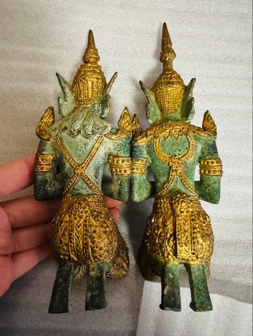 青銅色と金色のアジアの立像