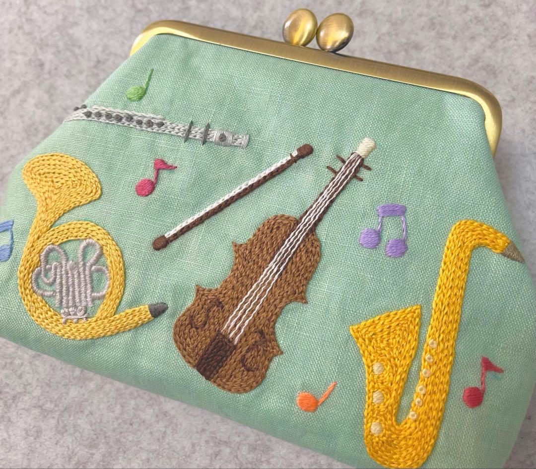 ハンドメイド　手刺繍　がま口ポーチ☆ kikiです