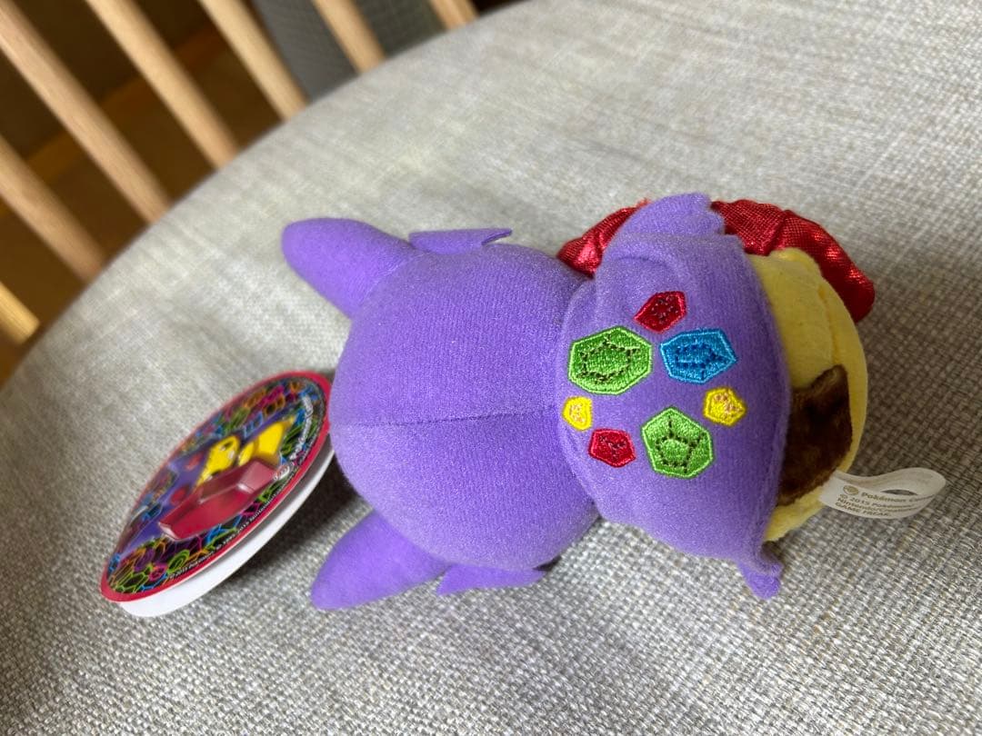 メガヤミラミのポンチョを着たピカチュウ　ぬいぐるみキーホルダー