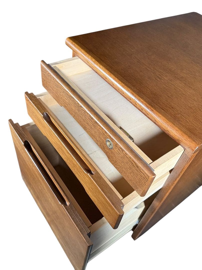 KZ058 カリモク　3段デスクワゴン　鍵付き　キャスター5輪