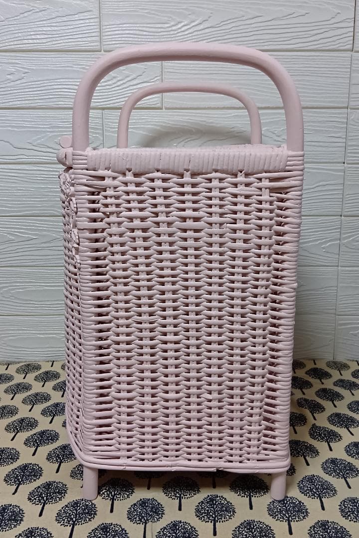 籐・ラタンのネイルピンク色のバスケット