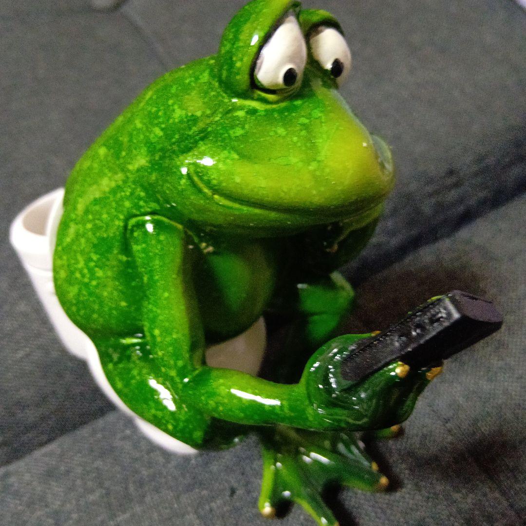 陶器製　トイレでスマホを見るカエルのオブジェ
