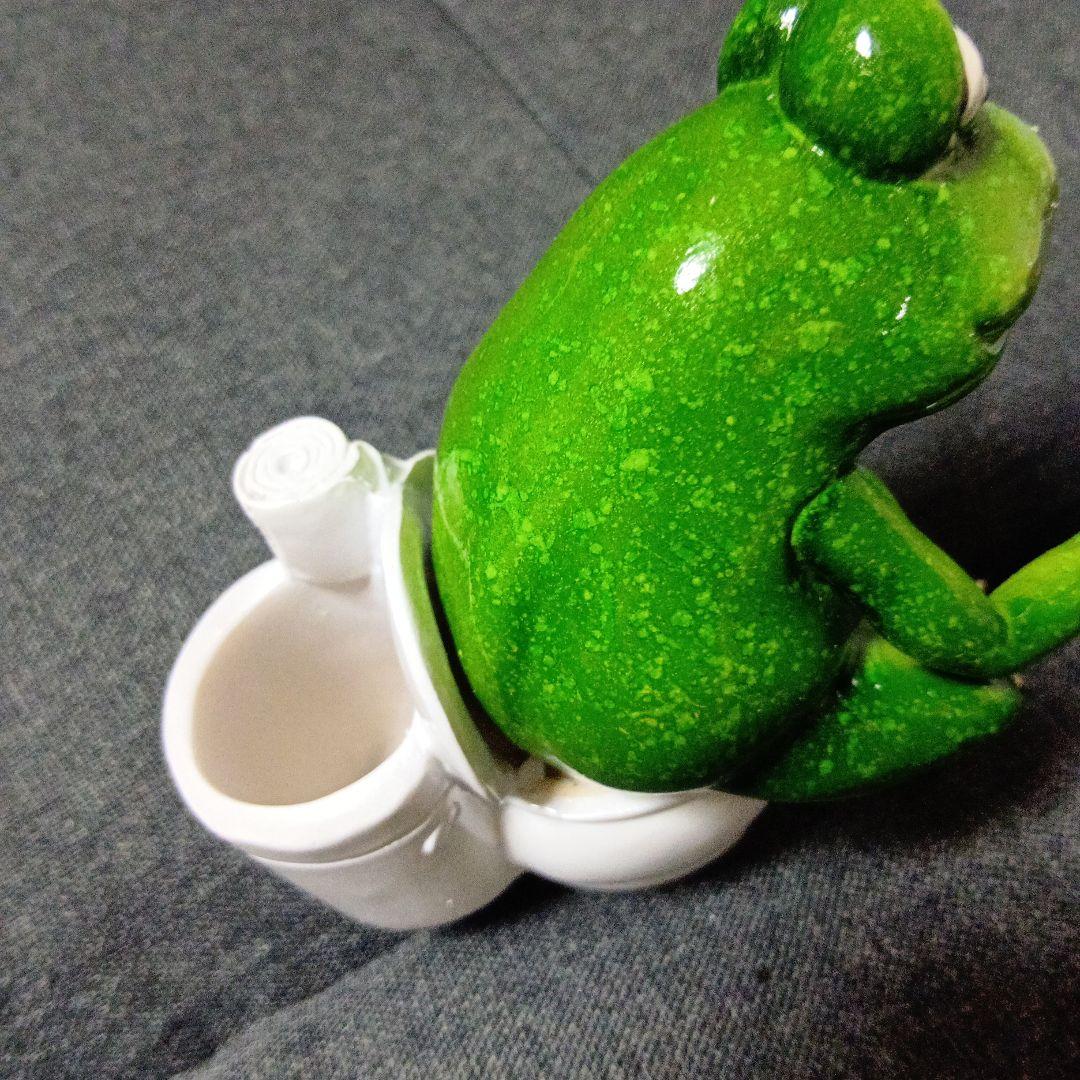 陶器製　トイレでスマホを見るカエルのオブジェ