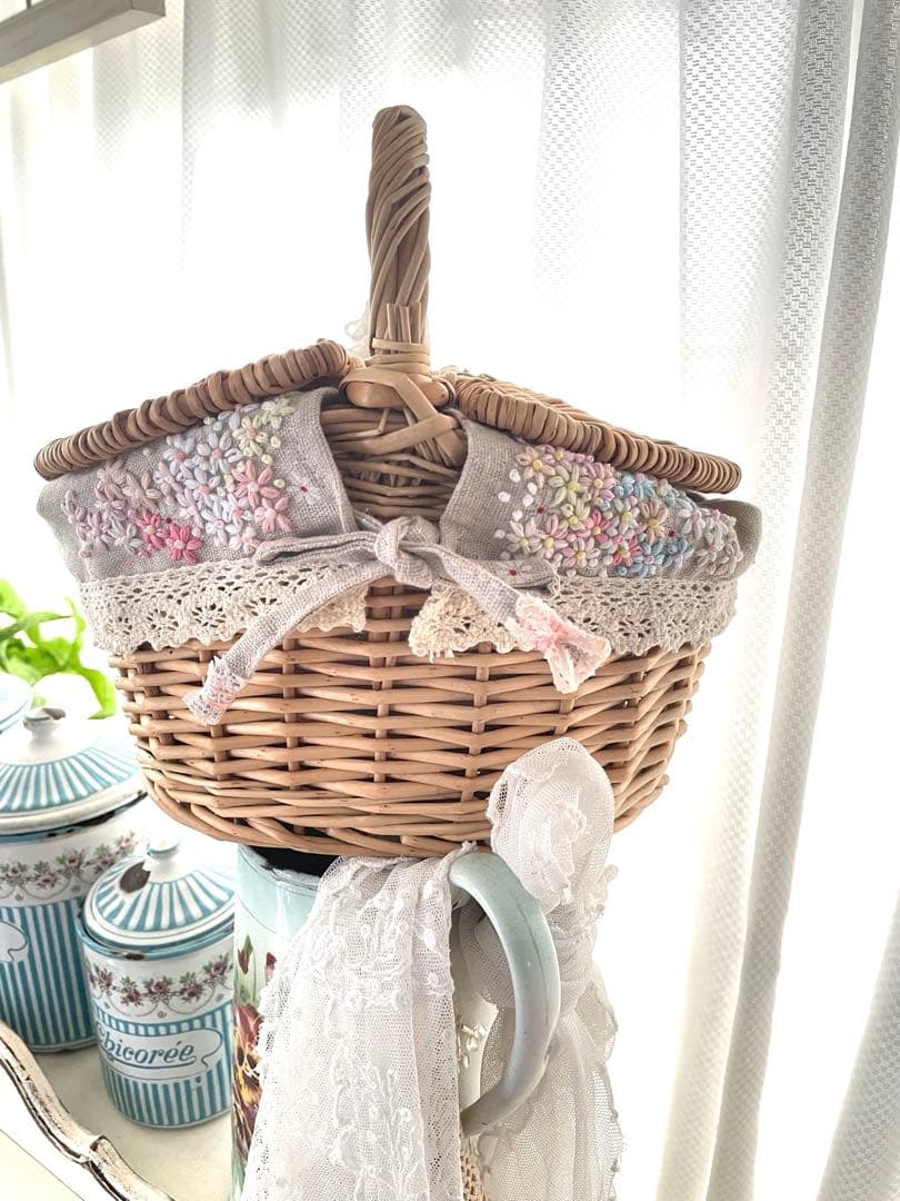 蓋付きバスケット＆お花の手刺繍♡アンティークキルトチャーム·͜· ♡