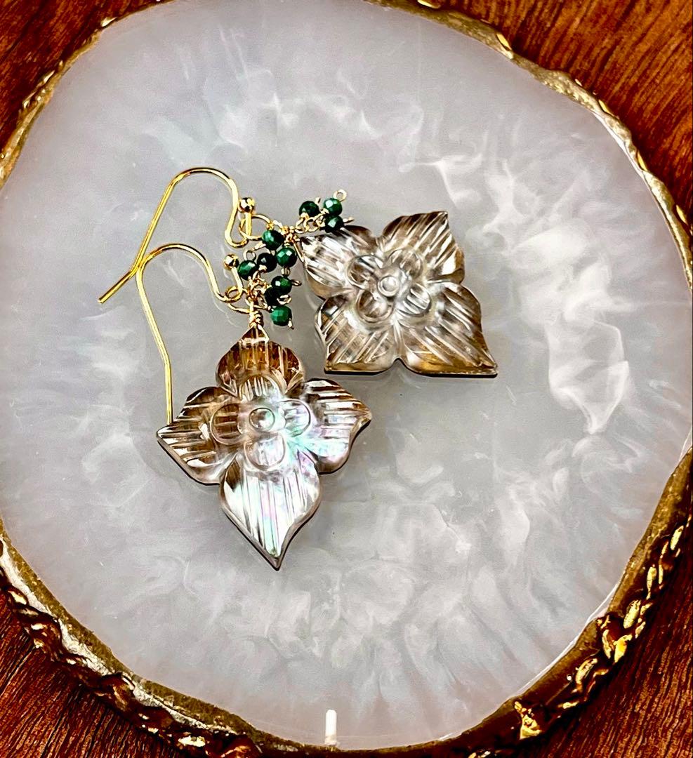 SALEタイガーアイ×MOP×水晶 ダブルフラワートリプレットピアス